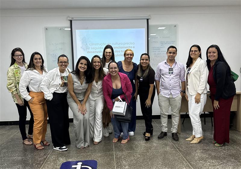 Turma de líderes reunida durante uma mentoria presencial