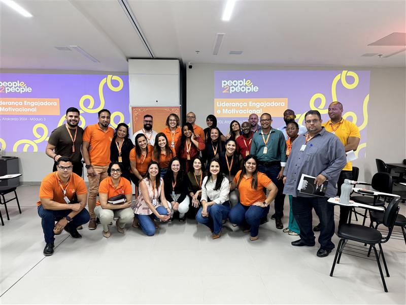 Equipe reunida em um módulo da mentoria People2People