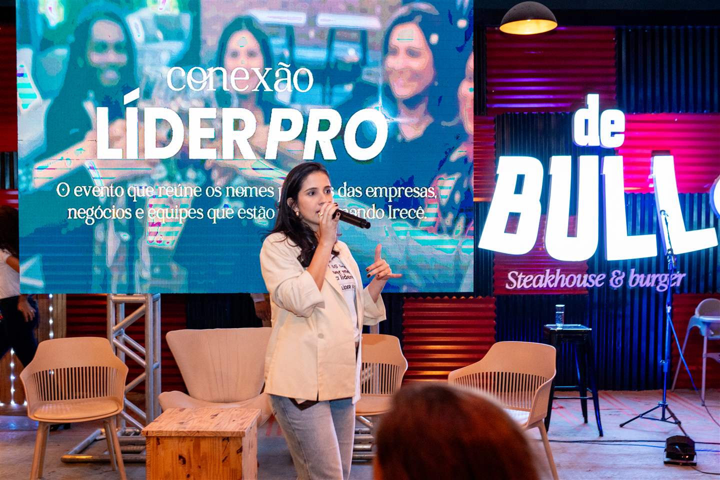 Allana Mansur palestrando no evento Conexão Líder PRO
