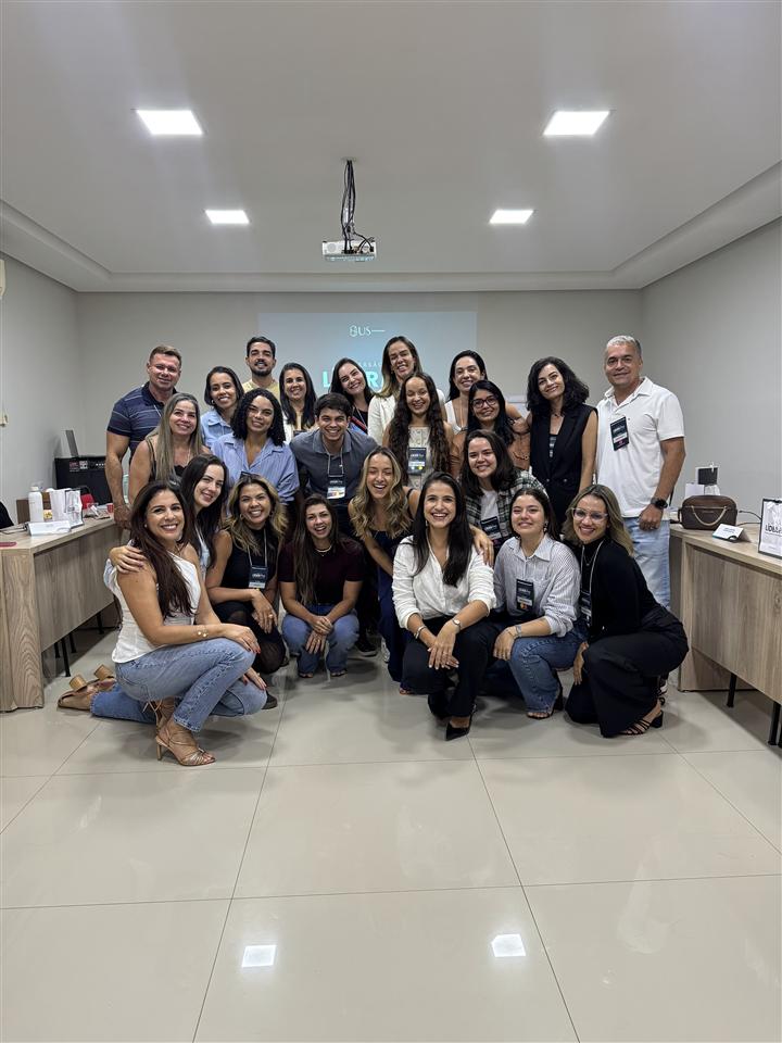 Turma de líderes reunida em uma mentoria presencial