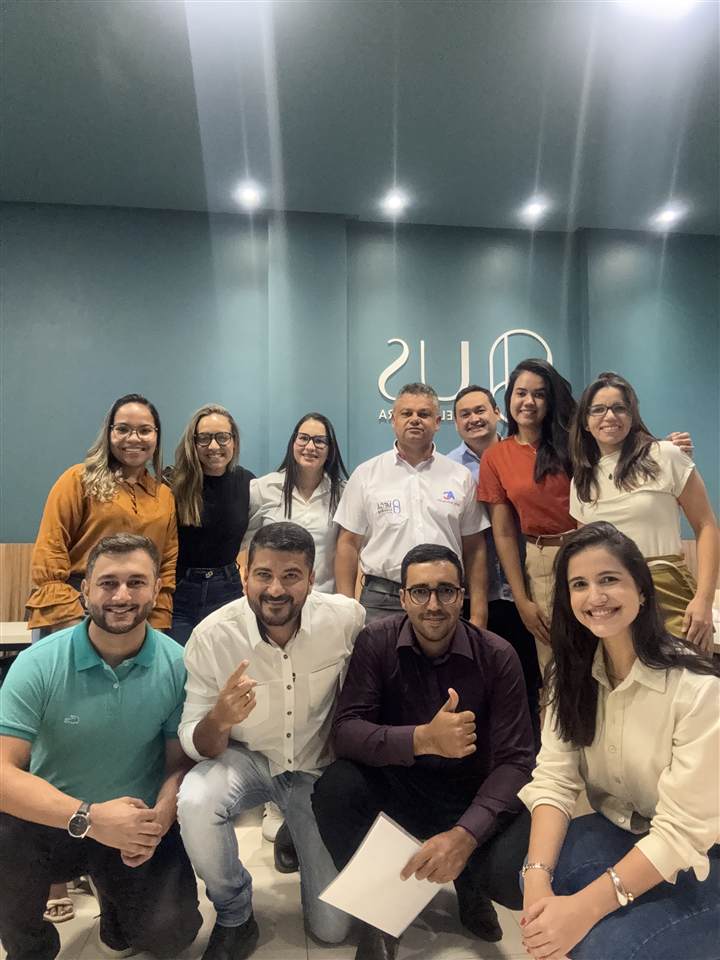 Grupo de líderes reunido após um encontro de mentoria